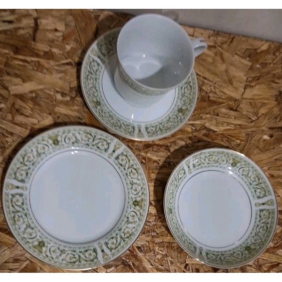 Daniele Fine China from Japan Other - 25 pc. Felicity By Daniele, Cups, Saucers, Fruit bowls, Sm. Plates